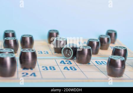 Gioco da tavolo. Lotto. Borsa con barili primo piano Foto Stock