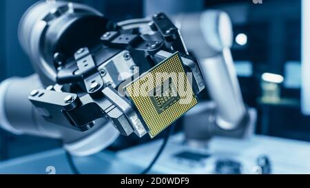 Moderno High Tech autentico braccio robot che tiene contemporaneo Super computer processore. Chip della CPU di supporto dell'effettore terminale del manipolatore robotico industriale Foto Stock