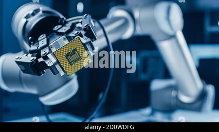 Moderno High Tech autentico braccio robot che tiene contemporaneo Super computer processore. Chip della CPU di supporto dell'effettore terminale del manipolatore robotico industriale Foto Stock