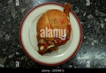 Hamburger di pollo con salsa di pomodoro solo per colazione Foto Stock