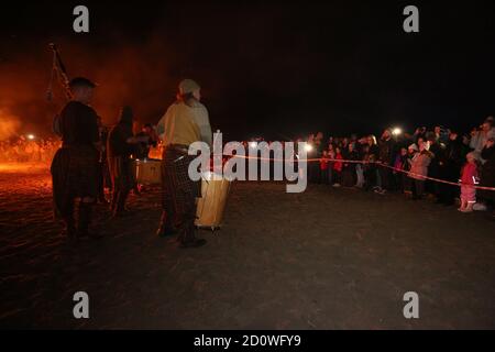 Burns sulla spiaggia. 24 Jan 2020. Ayr, Ayrshire, Scozia . Una celebrazione di Robert Burns da parte del South Ayrshire Council su Ayr Beach che ha coinvolto uno spettacolo di luci con spot, animatori, falò. La serata culminò con la musica celtica suonata da una band locale Clanadonia e il bruciore di un uomo di vimini Foto Stock