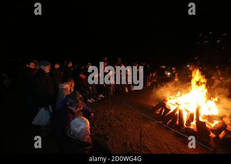 Burns sulla spiaggia. 24 Jan 2020. Una celebrazione di Robert Burns da parte del South Ayrshire Council su Ayr Beach che ha coinvolto uno spettacolo di luci con spot, animatori, falò. La serata culminò con la musica celtica suonata da un'autentica band tribale scozzese Clanadonia e il bruciore di un uomo di vimini Foto Stock