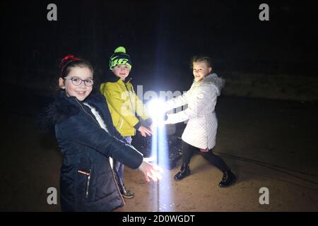 Burns sulla spiaggia. 24 Jan 2020. Una celebrazione di Robert Burns da parte del South Ayrshire Council su Ayr Beach che ha coinvolto uno spettacolo di luci con spot, animatori, falò. La serata culminò con la musica celtica suonata da un'autentica band tribale scozzese Clanadonia e il bruciore di un uomo di vimini Foto Stock