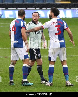 Lee Tomlin (centro) della città di Cardiff parla con Bradley Johnson (a sinistra) e Derrick Williams di Blackburn Rover prima del suo invio durante la partita del campionato Sky Bet a Ewood Park, Blackburn. Foto Stock