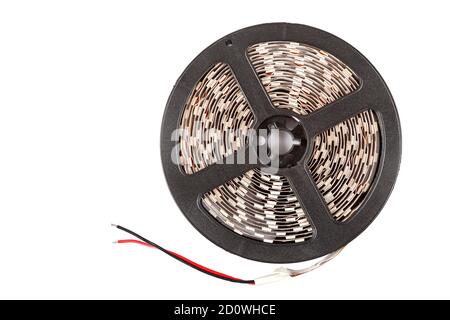 Bobine con nastri di lampade a LED isolate su sfondo bianco. Foto Stock