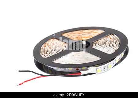 Bobine con nastri di lampade a LED isolate su sfondo bianco. Foto Stock