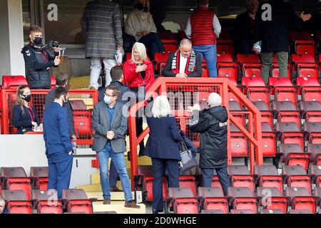 Londra, Regno Unito. 03 ottobre 2020. Nuovo proprietario di Charlton Athletic, Thomas Sandgaard che parla con il personale durante la partita EFL Sky Bet League 1 tra Charlton Athletic e Sunderland a The Valley, Londra, Inghilterra, il 3 ottobre 2020. Foto di Carlton Myrie. Solo per uso editoriale, è richiesta una licenza per uso commerciale. Nessun utilizzo nelle scommesse, nei giochi o nelle pubblicazioni di un singolo club/campionato/giocatore. Credit: UK Sports Pics Ltd/Alamy Live News Foto Stock