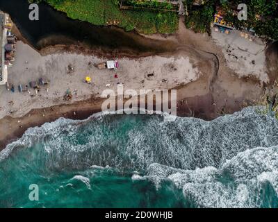 Foto dall'alto della spiaggia dell'area per il surf Foto Stock
