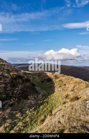 Il forte della collina dell'età del ferro di Caer Caradoc si trova sopra il villaggio di Chapel Lawn, vicino Clun nel sud Shropshire, Regno Unito, che risale all'incirca al 500 AC Foto Stock