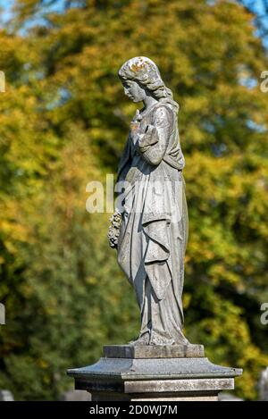 Statua di una donna in lutto a Morningside Cemetery Edimburgo, Scozia. Foto Stock