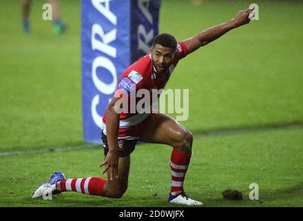 Il Kallum Watkins di Salford Red Devils celebra il primo tentativo di gioco del suo fianco durante la Coral Challenge Cup, semifinale al Totally Wicked Stadium, St Helens. Foto Stock