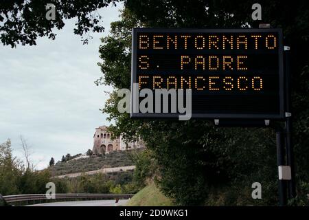 Assisi, Italia. assisi dà il benvenuto al Santo Padre che arriva a firmare la sua terza Enciclica (Emanuela Bianconi/Fotogramma, ASSISI - 2020-10-03) p.s. la foto e' utilizzabile nel messaggio del contenuto in cui e' stata tratta, e senza intenzione di diffondere il decoro delle persone presentate Credit Agency: Live Photo Agency 2020 Foto Stock