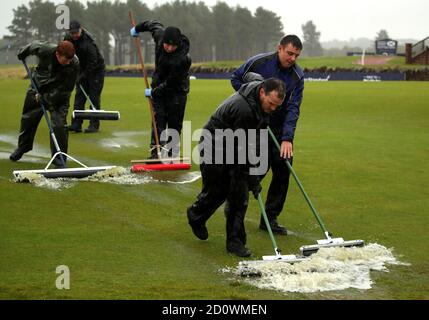 Il personale di terra ha pulito il verde acquerello il 18 a causa della pioggia pesante durante il terzo round dell'Aberdeen Standard Investments Scottish Open al Renaissance Club, North Berwick. Foto Stock