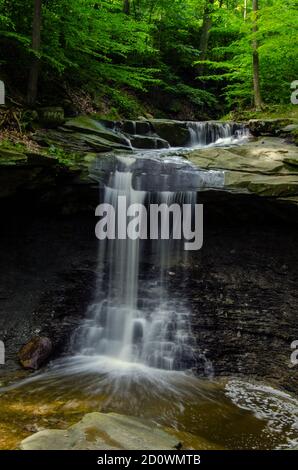 Fotografia a lunga esposizione di Blue Hen Falls scattata nel Estate nel Parco Nazionale della Cuyahoga Valley Foto Stock