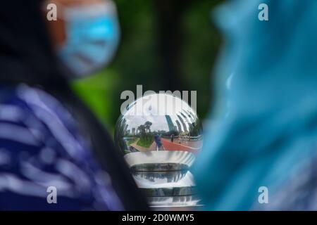 Kuala Lumpur, Malesia. 3 ottobre 2020. I pedoni che indossano maschere facciali sono visti vicino alle Torri Gemelle Petronas a Kuala Lumpur, Malesia, 3 ottobre 2020. La Malesia ha riportato un picco giornaliero di 317 nuove infezioni COVID-19 confermate il Sabato, portando il suo totale a 12,088. Credit: Chong Voon Chung/Xinhua/Alamy Live News Foto Stock