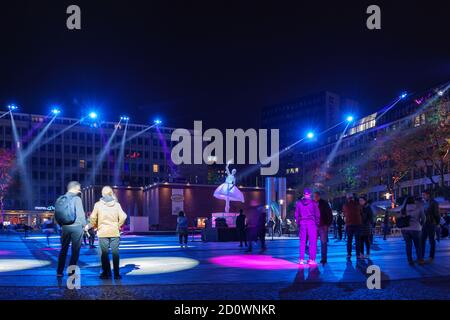 Scenario notturno di PRIMA BALLERINA, arte dell'installazione dell'illuminazione esterna con ballerina femminile con balletto per il Festival della luce a Kennedyplatz di Essen Foto Stock