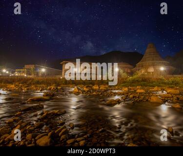 La via lattea sopra il villaggio di Baoxi, Zhejiang, Cina. Foto Stock