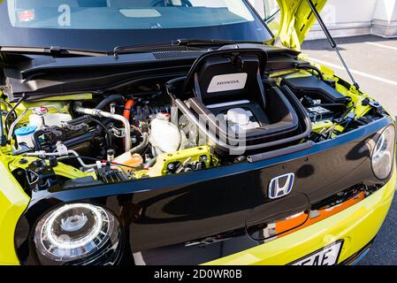 Praga, repubblica Ceca - 02 Ottobre 2020. Giallo verde Honda elettrica e - parte motore sotto il cofano Foto Stock