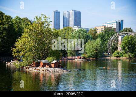 MOSCA / RUSSIA - 27 AGOSTO 2018: Vista dello stagno nello zoo di Mosca Foto Stock