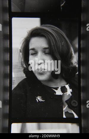 Fine anni '70 vintage fotografia in bianco e nero ritratto di una bella donna sorridente e ridente. Foto Stock