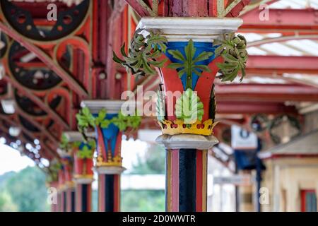 Grande stazione ferroviaria Malvern capitali floreali dei supporti di Il tetto a baldacchino costruito nel 1862 progettato da Edmund Wallace Elmslie Foto Stock