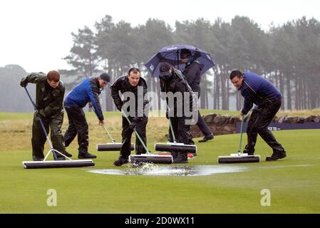 Il personale di terra ha pulito il verde acquerello il 18 a causa della pioggia pesante durante il terzo round dell'Aberdeen Standard Investments Scottish Open al Renaissance Club, North Berwick. Foto Stock