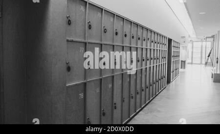 Primo piano di armadietti in legno in bianco e nero Foto Stock