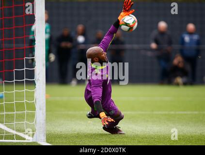 PITSEA, INGHILTERRA - OTTOBRE 03: Antony Page of hashtag United salva una penalità durante la fa Cup Qualifiche - secondo turno tra hashtag United e Braintree Town al Len Salmon Stadium, Bowers e Pitsea FC, Pitsea, UK il 03 Ottobre 2020 Credit: Action Foto Sport/Alamy Live News Foto Stock