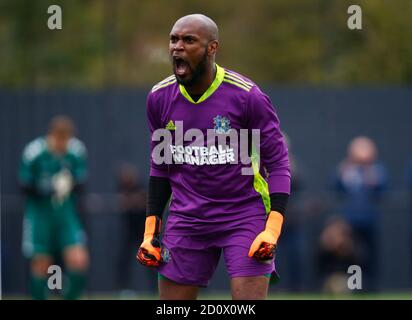 PITSEA, INGHILTERRA - OTTOBRE 03: Antony Page of hashtag United festeggia il suo salvataggio durante le qualificazioni della fa Cup - secondo round tra hashtag United e Braintree Town al Len Salmon Stadium, Bowers e Pitsea FC, Pitsea, UK il 03 Ottobre 2020 Credit: Action Foto Sport/Alamy Live News Foto Stock