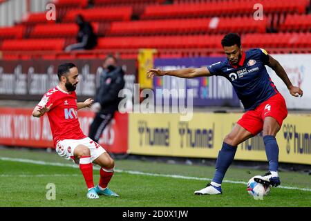 Londra, Regno Unito. 03 ottobre 2020. Erhun …ztŸmer di Charlton Athletic e Jordan Willis di Sunderland durante la partita EFL Sky Bet League 1 tra Charlton Athletic e Sunderland a The Valley, Londra, Inghilterra, il 3 ottobre 2020. Foto di Carlton Myrie. Solo per uso editoriale, è richiesta una licenza per uso commerciale. Nessun utilizzo nelle scommesse, nei giochi o nelle pubblicazioni di un singolo club/campionato/giocatore. Credit: UK Sports Pics Ltd/Alamy Live News Foto Stock