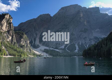 Paesaggio al Lago di Braies / Pragser Wildsee / Lago di Prags con la montagna Seekofel nel backgroun, situato nelle Dolomiti di Sesto, Alto Adige. Foto Stock