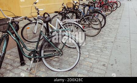 Fila di biciclette nella capitale di Stoccolma Foto Stock