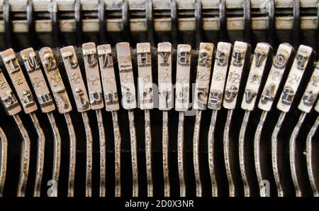 Primo piano con le vecchie chiavi di una macchina da scrivere d'epoca Foto Stock