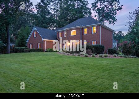 Casa di lusso in mattoni al crepuscolo a Metro Atlanta, Georgia. (STATI UNITI) Foto Stock