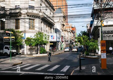 Asuncion, Paraguay. 14th dicembre 2016. Un'agente di traffico femminile in uniforme 'Policia Municipal de Transito' (polizia stradale municipale), aka PMT, dirige il traffico durante la mattinata di sole nel centro storico di Asuncion, Paraguay. Foto Stock