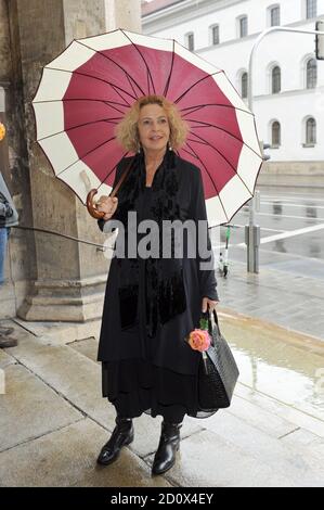 Monaco, Germania. 03 ottobre 2020. L'attrice Michaela May viene al servizio commemorativo della stella-Figaro Gerhard Meir nella chiesa di San Ludovico. Credit: Ursula Düren/dpa/Alamy Live News Foto Stock