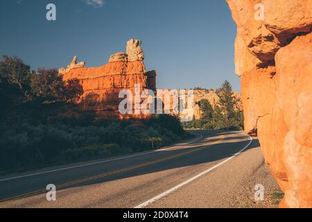 Vista della vuota strada asfaltata al Bryce Canyon National Park, gli Stati Uniti in una giornata di sole Foto Stock