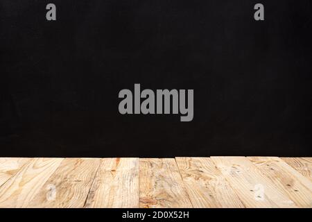 Tavolo di legno vuoto su sfondo nero. Modello di simulazione. Spazio di copia Foto Stock