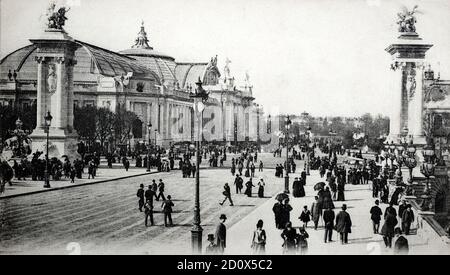 Una vista storica del Grand Palais e la fine del ponte Alexandre III, 8 ° arrondissement, Francia, preso da una cartolina del 1900. Foto Stock