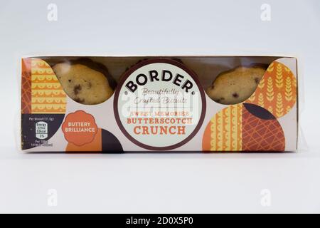 Irvine, Scotland, UK - 01 ottobre 2020: Una scatola di biscotti Butterscotch crunch con marchio di frontiera in confezioni parzialmente riciclabili. Foto Stock