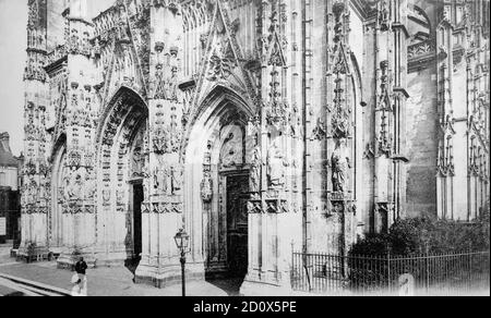 Una vista storica della façade di Saint-Vulfran chiesa, Abbeville, Somme, Hauts-de-France, Francia, preso da una cartolina c.1910s. Foto Stock