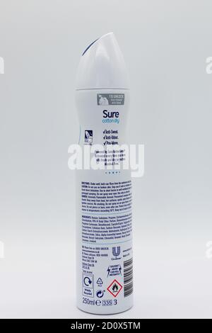 Irvine, Scotland, UK - 01 ottobre 2020: Lattina di sicuro con marchio Motion Sense anti-traspirante in lattina di alluminio e parte superiore in plastica riciclabile. Relevan Foto Stock