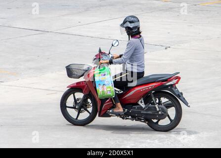 SAMUT PRAKAN, THAILANDIA, 23 2020 LUGLIO, donna con una borsa guida una moto Foto Stock