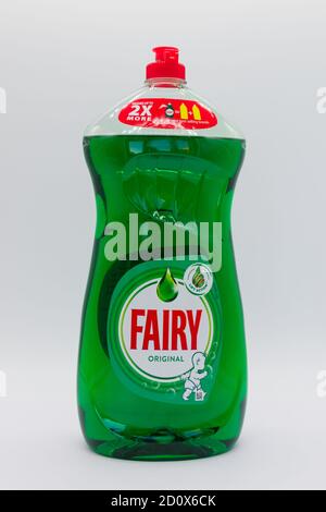 Irvine, Scozia, Regno Unito - 01 ottobre 2020: Bottiglia di plastica di Green Fairy liquido originale in cui sia bottiglia che tappo sono riciclabili. Foto Stock