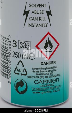 Irvine, Scozia, Regno Unito - 01 ottobre 2020: Antipirante ultra secco con marchio Garnier in contenitore riciclabile e top.Label in plastica sul retro del display Foto Stock