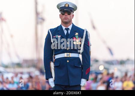 Boston, Massachusetts. 21 giugno 2017. Vela Boston. IL team Silent Drill della Guardia Costiera DEGLI STATI UNITI si esibisce al Sunset Salute. Foto Stock