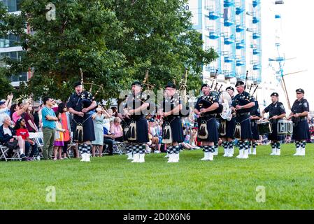 Boston, Massachusetts. 21 giugno 2017. Vela Boston. Boston Police Gaelic colonna di Pipes & Drums al Sunset Salute. Foto Stock