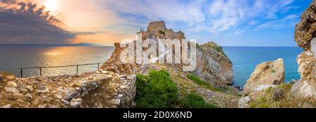 La fortezza abbandonata di Kastro nell'isola di Skiathos, Sporades, Grecia. Foto Stock