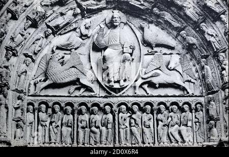 Una vista storica del timpano centrale sopra il Portale reale della Cattedrale di Chartres che mostra Cristo seduto su un trono, Chartres, Centre-Val de Loire, Francia, preso da una cartolina c.inizio del 1900. Foto Stock