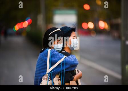 Barcellona, Spagna. 2 Ott 2020. Due turisti che indossano maschere come misura preventiva sono visti abbracciare l'un l'altro sulla strada. Credit: Jorge Sanz/SOPA Images/ZUMA Wire/Alamy Live News Foto Stock